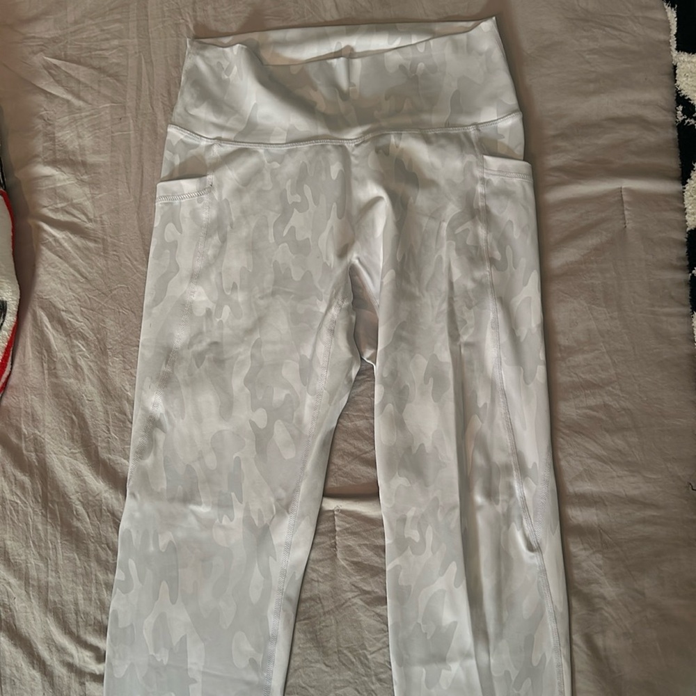 Buffbunny white and grey camo leggings with side pockets.